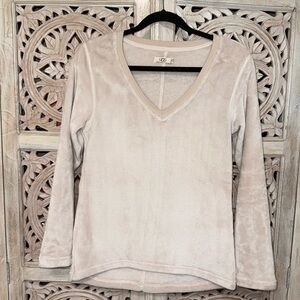 UGG Daisey V-Neck Fleece Sweatshirt Size Small
Stone Creamy Color